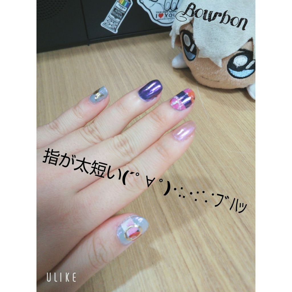 キャンドゥ フェアリーダストパウダーオーロラピーコックのクチコミ「100均で宝石💎ネイル💖

可愛く出来たよん！！！！！

指が太短いのは触れないで(•́ε•).....」（2枚目）