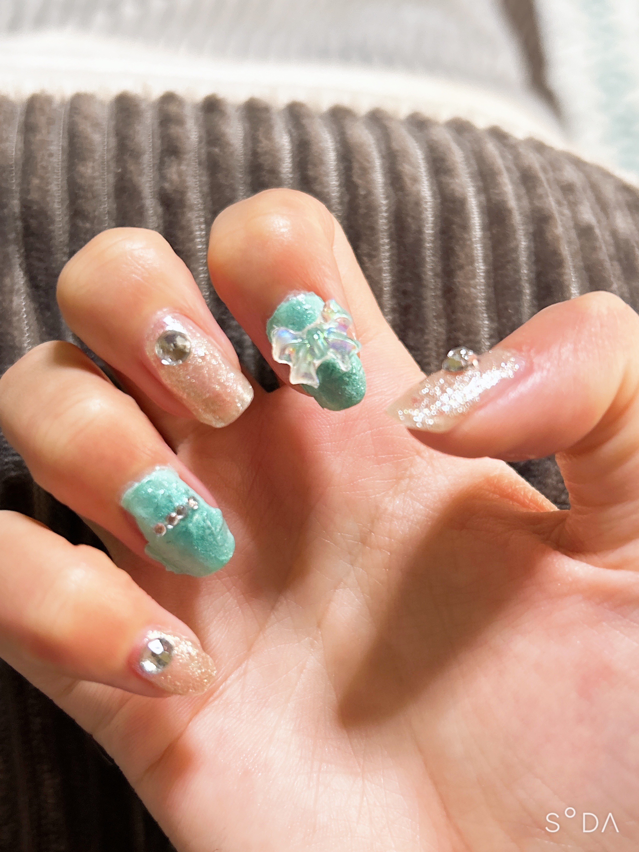 カラフルネイルズ N20 ゴールデンビジュー/キャンメイク/マニキュアを使ったクチコミ（2枚目）