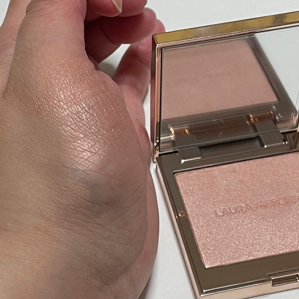 ローズグロウ イルミネーター /ローラ メルシエ/プレストパウダーを使ったクチコミ（2枚目）