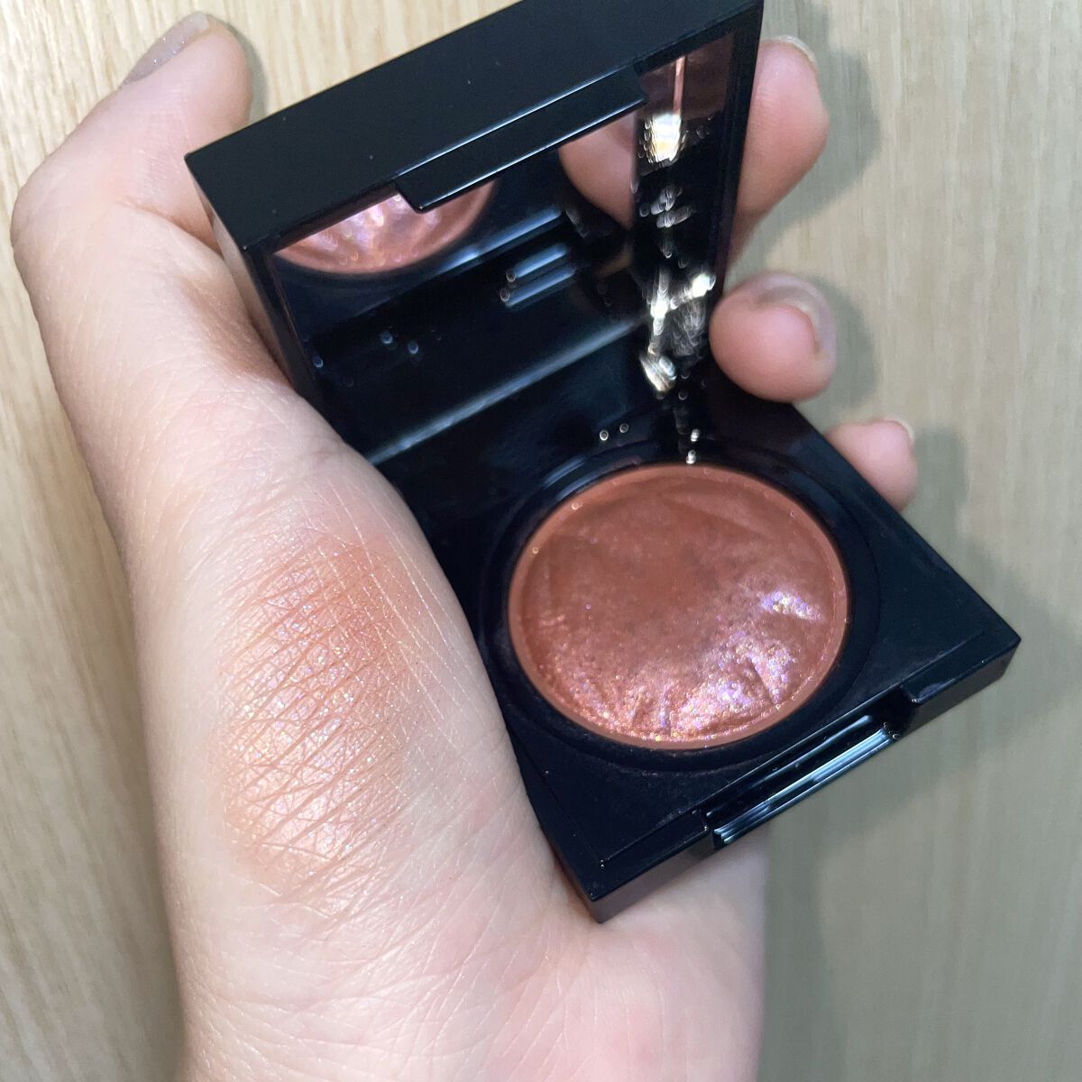 プリズム エアー シャドウ 20 RED BUD/CLIO/単色アイシャドウを使ったクチコミ（3枚目）