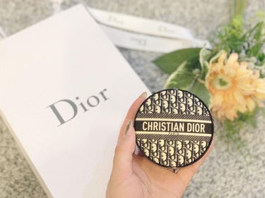 ❤︎DIOR スキンフォーエバークッション❤︎

限定のパッケージが可愛すぎる𓂃 𓈒𓏸 

クッションファンデかぁ…と思って
買うのを躊躇っていましたが、
やっぱり可愛さに負けて
店舗に電話してすぐお迎