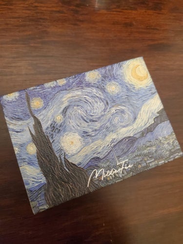 アイシャドウ買ったらアイシャドウパレット付いてきた
MilleFée 絵画アイシャドウパレット
08 星月夜

✼••┈┈••✼••┈┈••✼••┈┈••✼••┈┈••✼
Qoo10でアイシャドウ買ったら、おまけがまさかのアイシャドウパレットでした
嬉しいけどね、何からつけたらいいか分からんのよ…
頑張って使います

【色味】
全体的にブルベ向けの配色
特に一番上左側のラメが、青っぽいゴールドにきらめいてめちゃくちゃ可愛い
【ラメorマット】
ぶっちぎりのラメ
【密着感】
粉の密着感、悪くないです
【発色】
商品説明の画像みたいに、思ったよりがっつり色はつかない
自然な具合
【良いところ】
全部が可愛い
【イマイチなところ】
特になし

ゴッホの星月夜、個人的に好きな作品なのでパッケージ含めとても満足なお買い物でしたの画像 その0