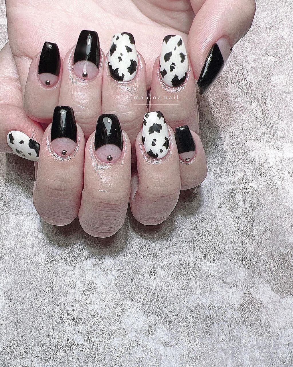#ブラックネイル,#ネイル,#アートネイル,#春ネイル,#ミラーアートネイル,#牛柄ネイル,#フレンチネイル,#アニマルネイル,#ミラーネイル,#手書きアートネイル,#フレンチネイル,#ミラーネイル,#ベビーピンクネイル,#春ネイル,#天王寺ネイルのネイルデザイン