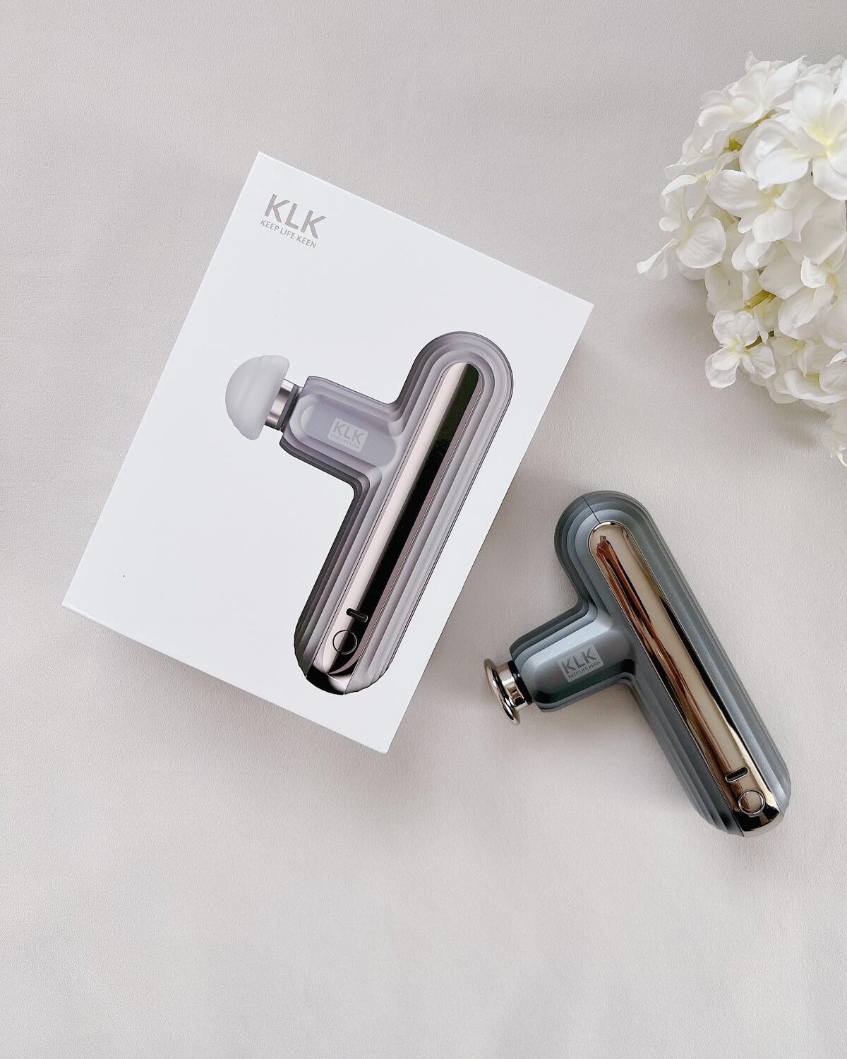 【筋膜リリースガン】

コンパクトなのにパワフルな
筋膜リリースガン

充電式で1回の充電で7時間可能です

アタッチメントが4種類あって
使う場所に合わせて選べるよ😊

強さは4段階で
操作もかなり簡単！

重さも軽いから
持ち運びにも