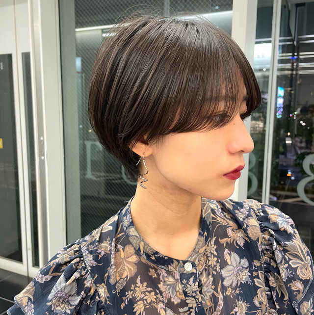 斜め前を向いたショートカットの女性