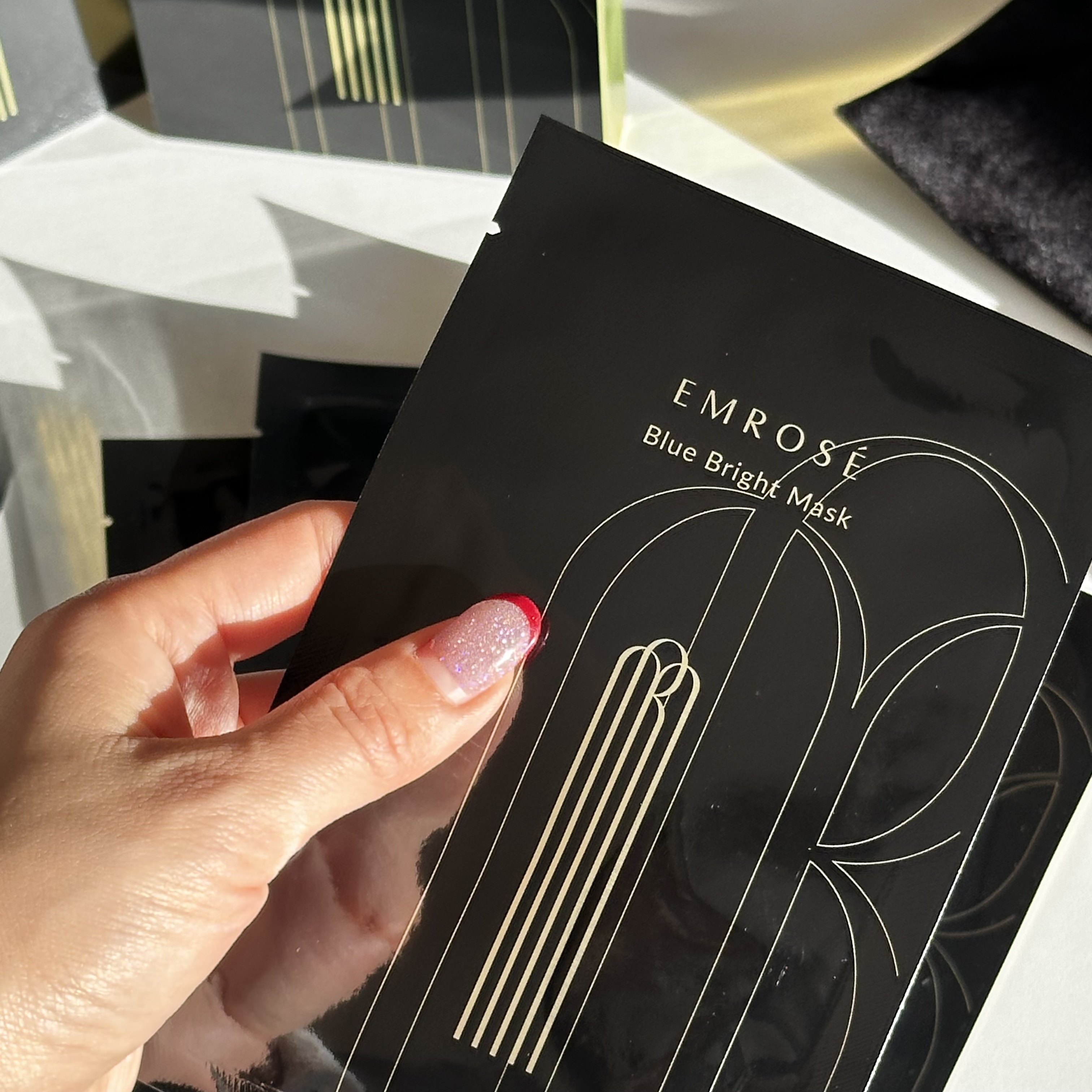 エムロゼの中でもダントツ好きなマスク！

このマスクシートは使い心地よし、香りよし。
しかもこんな乾燥しないマスクは初めてで、
お肌もなめらかになるし保湿力が半端じゃない👏🏻

ベタつきもまったくなく、これは一度つかったらやめられない�