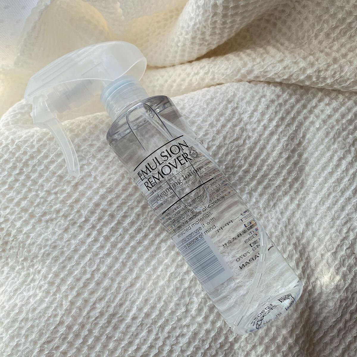 ·

エマルジョンリムーバー

スタイリッシュなパッケージでお洒落🥳💭
配合成分は5種類と少なめ
10個の無添加処方で敏感肌の人でも
安心して使えるのがいい🤍´-
匂いは全然しないよ。

透明な液なのに、顔にシュッシュって
吹きかける