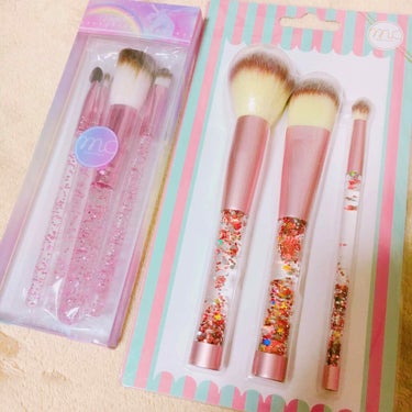 ゆめかわ🦄💓ユニコーンブラシセット
スリーコインズ購入品です♡
五本セットの方は300円、
大きい方は1000円でした！
大きい方は中にグリッターと液体が入っていてゆらゆらゆれてとてもかわいいです♡
毛