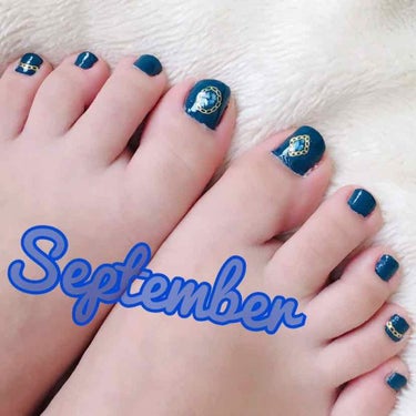 
9月になって秋ネイル！！

…といってもまだ暑い。
こっくりカラーで塗るのはなぁ。

んーーーーーーーーー…




と、悩んだ結果思いついた✨

9月の誕生石って、サファイアやん？
…そうだ！青でい