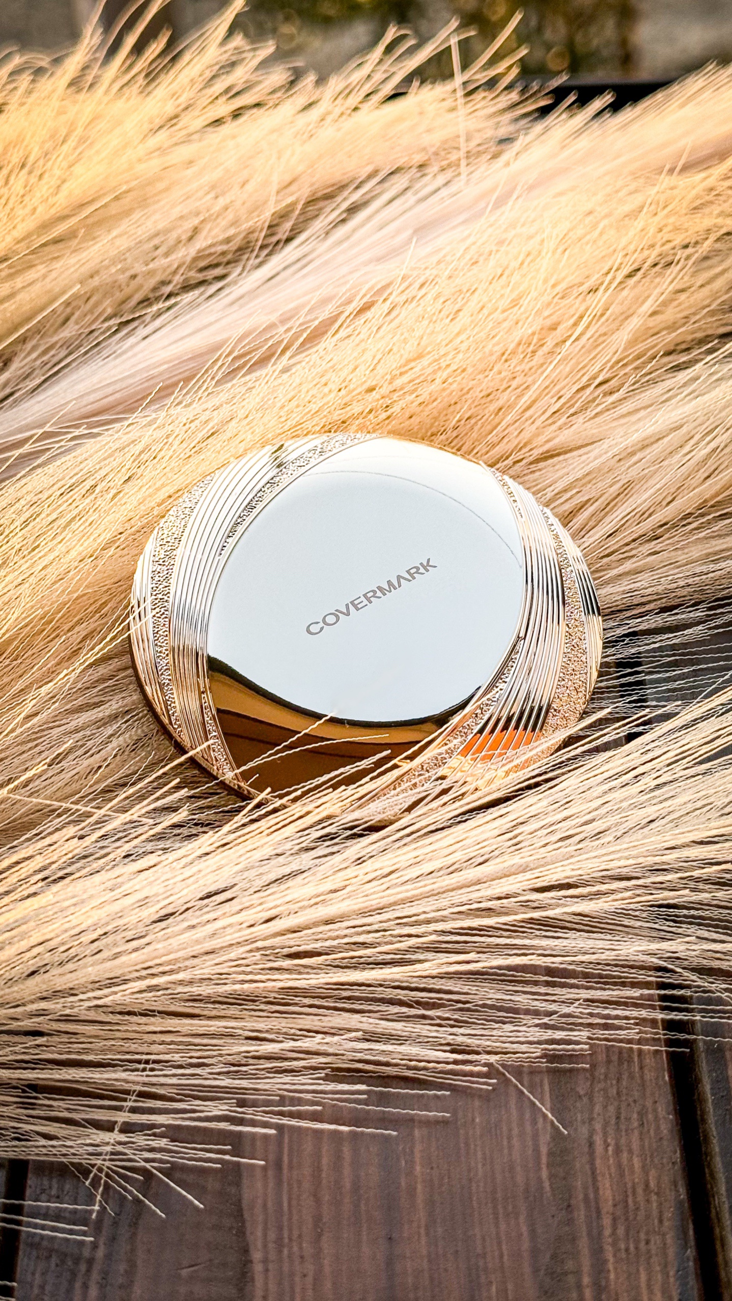 ---𝖢𝖮𝖵𝖤𝖱𝖬𝖠𝖱𝖪---
年齢を重ねて立体的なメイクを心がけるように
⁡
メイクアップの仕上げに顔全体に
使用するだけで、頬の高い位置や
鼻筋に光を集め、肌をより美しく
見せることができるカバーマークの
『3Dおしろ