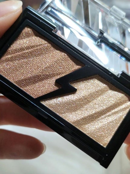 KATE エレクトリックショックアイズ のクチコミ「今回は、KATEのおすすめアイシャドウをスウォッチ&レビューしていきます。
KATE エレ.....」(3枚目)