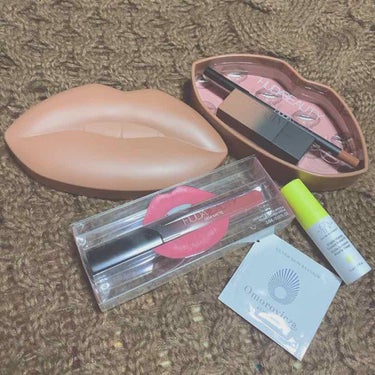 Huda Beauty Throwback Lip Kitのクチコミ「cult beauty にて注文してたのも到着✈️✨
買い物ばっかりしてるなぁ🤣




🌼t.....」（1枚目）
