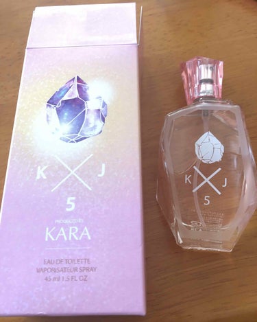 前からずっと買うか迷って買わなかったアイドルのKARAがプロデュースした香水が300円代になっていたので買ってみました！！
まず、KARAって香水出てたんだっていう🥰
元値は5400円？ぐらいなのでめち