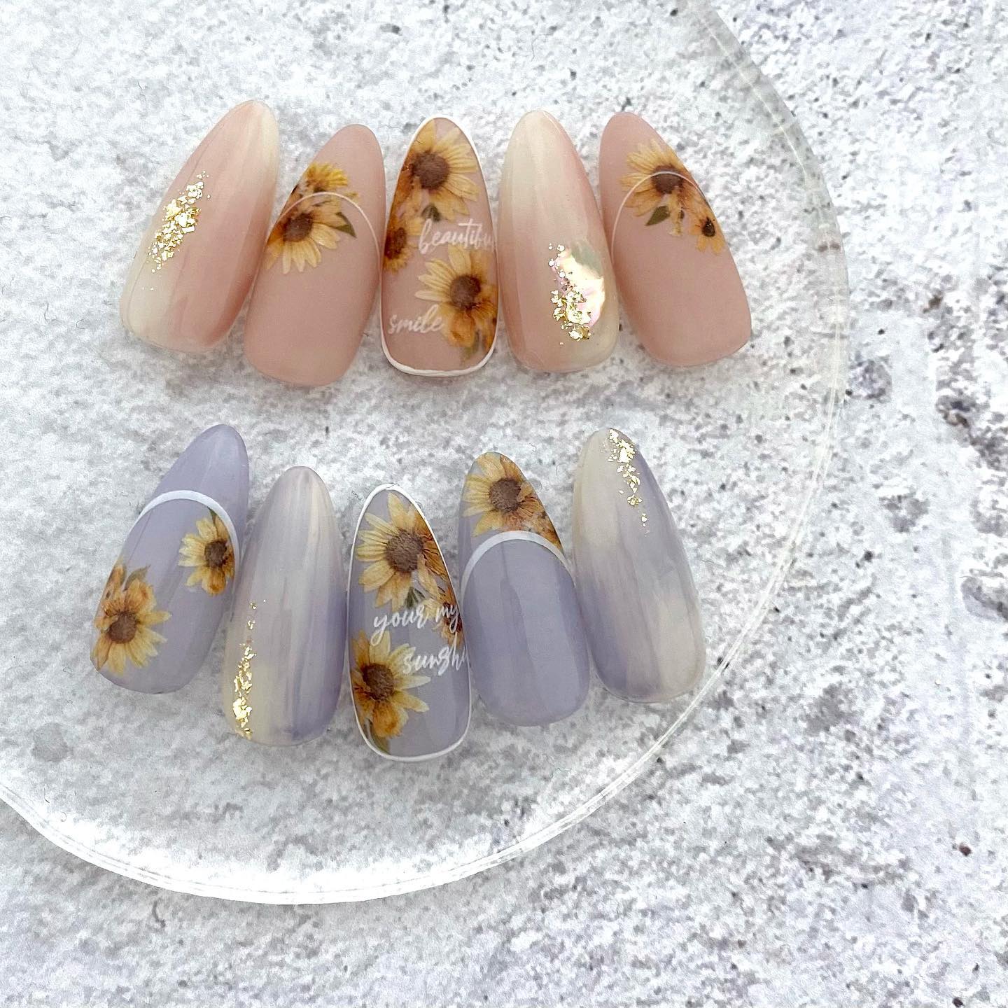 #ひまわりネイル,#グリッターネイル,#フレンチネイル,#フラワーフレンチネイル,#シェルネイル,#箔ネイル,#ラメネイル,#カラフルネイル,#囲みネイル,#ニュアンスネイル,#夏ネイル,#フラワーネイル,#セルフネイルくすみネイルのネイルデザイン