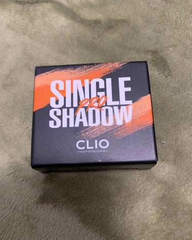 ✨CLIO
✨PRO  SINGLE  SHADOW  G10

みんなが「良い！」って言うから気になってはいたものの、ラメシャドウは沢山持ってるし…と思って今まで買わなかったのですが、やはり気になるの