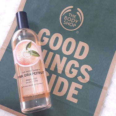 【THE BODY SHOP ボディミスト】
→ピンクグレープフルーツ
￥2000(税抜)

---------------------------------------------

万人受けする爽やかなピンクグレープフルーツの香りです✨
すごくいい香りなので首元に吹きかけるととっても癒されます😍
甘い香りが苦手な方や自然にふわっと香るのが好きな方にぴったりだと思います♡

ただ持続性があまり無いです💦
なので100均の小さいスプレーに入れて持ち歩いています✴

めちゃくちゃ気に入っているので次もリピする予定です♡

#ボディショップ #ボディミスト
#香水 #ピンクグレープフルーツの画像 その0