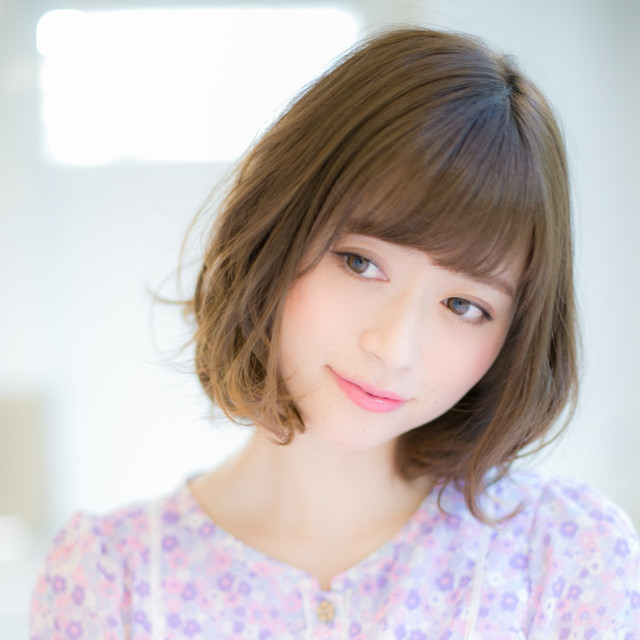 うつむき加減の女性