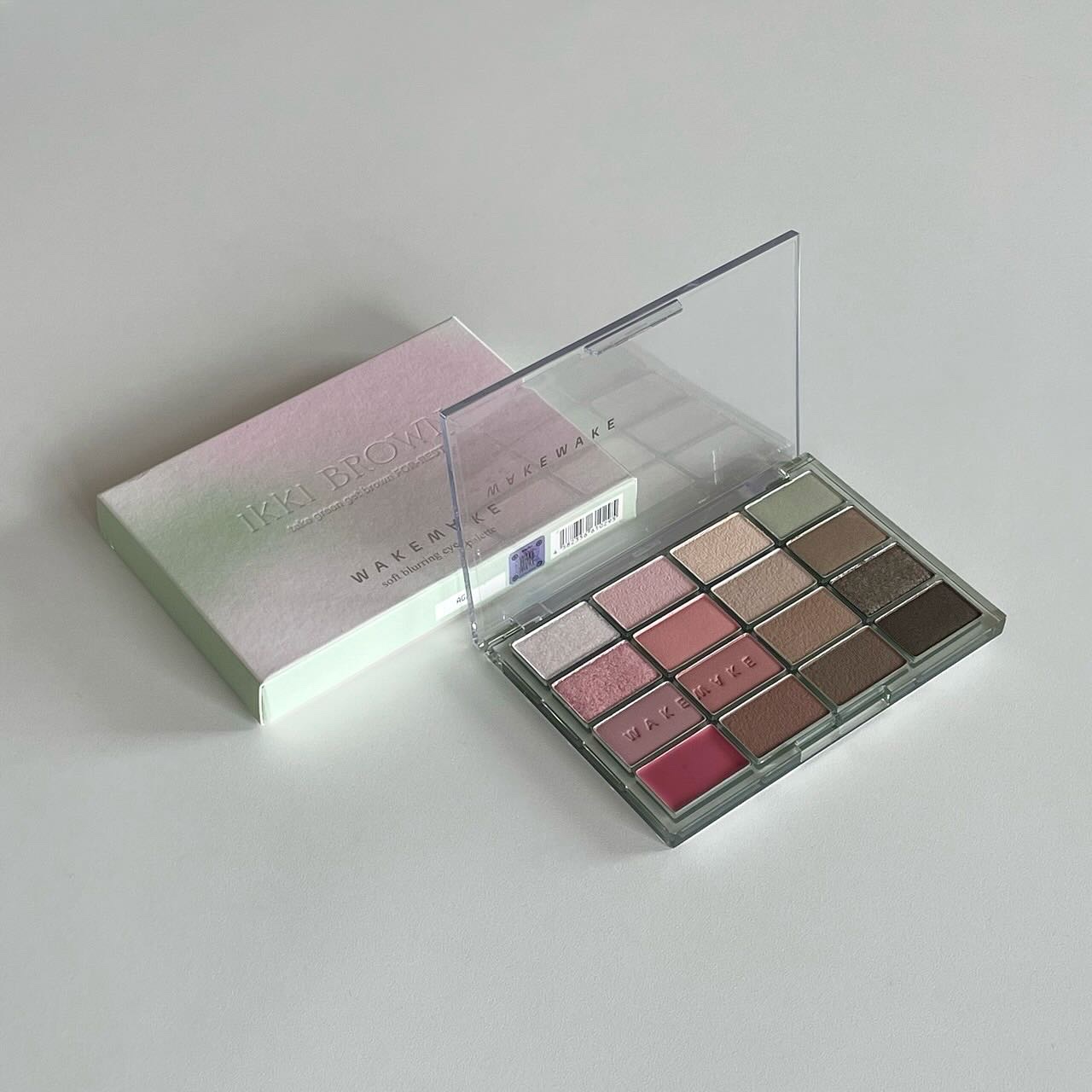 .
⁡
WAKEMAKE🪄
ソフトブラーリングアイパレット🎨
⁡
⁡
はじめて試してみたけど
粉質めちゃくちゃよくて発色も抜群🤍
バームタイプのテクスチャーで
ハイライト、チーク、リップまでメイクできちゃう🫶🏻
アイラインもひける