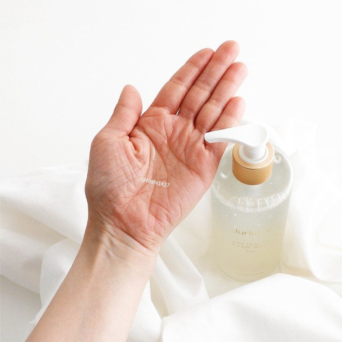 ジュリーク ハンドウォッシュ ローズのクチコミ「なんちゅー素敵なパケ。
子どもがいる我が家には不釣り合いなほど
シンプルで上質なパケに、思わず.....」（2枚目）