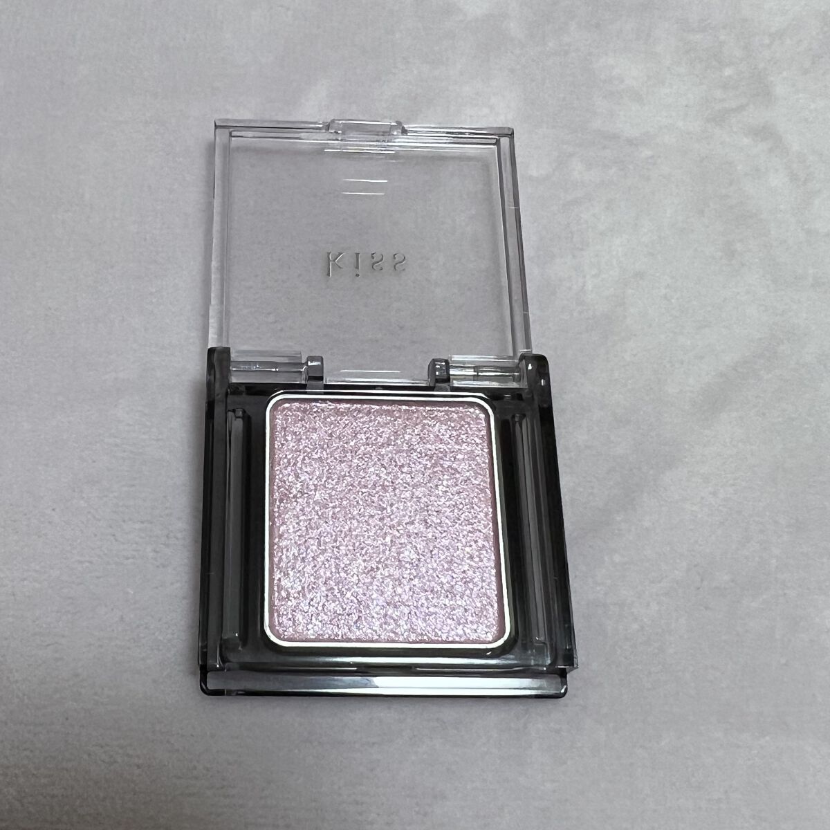  シアー グリッターアイズ 04 ファーストステージ(FIRST STAGE)/KiSS/単色アイシャドウを使ったクチコミ（1枚目）
