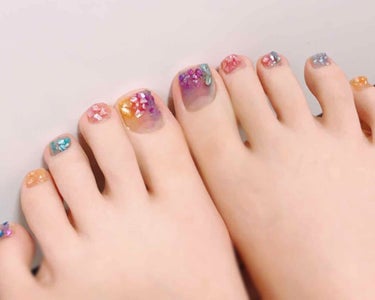 ペディキュア💅

ダイソーのサンリオネイルが人気だったので購入してみました✨
その時シェルもあって可愛かったので一緒に✨

私は普段一色でベタ塗りしかしなくて
グラデだったりラメもつけないので
グラデ、