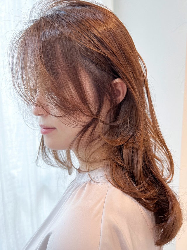 エラ張りの女性の横顔