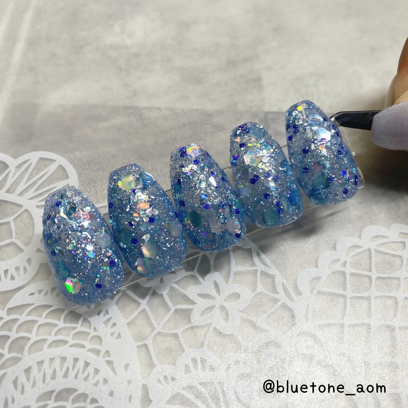 ⋆͛🦖⋆͛aomi on LIPS 「なんか青いネイル!笑フラッシュとかホロとかなんか色々と混ざって..」(4枚目)