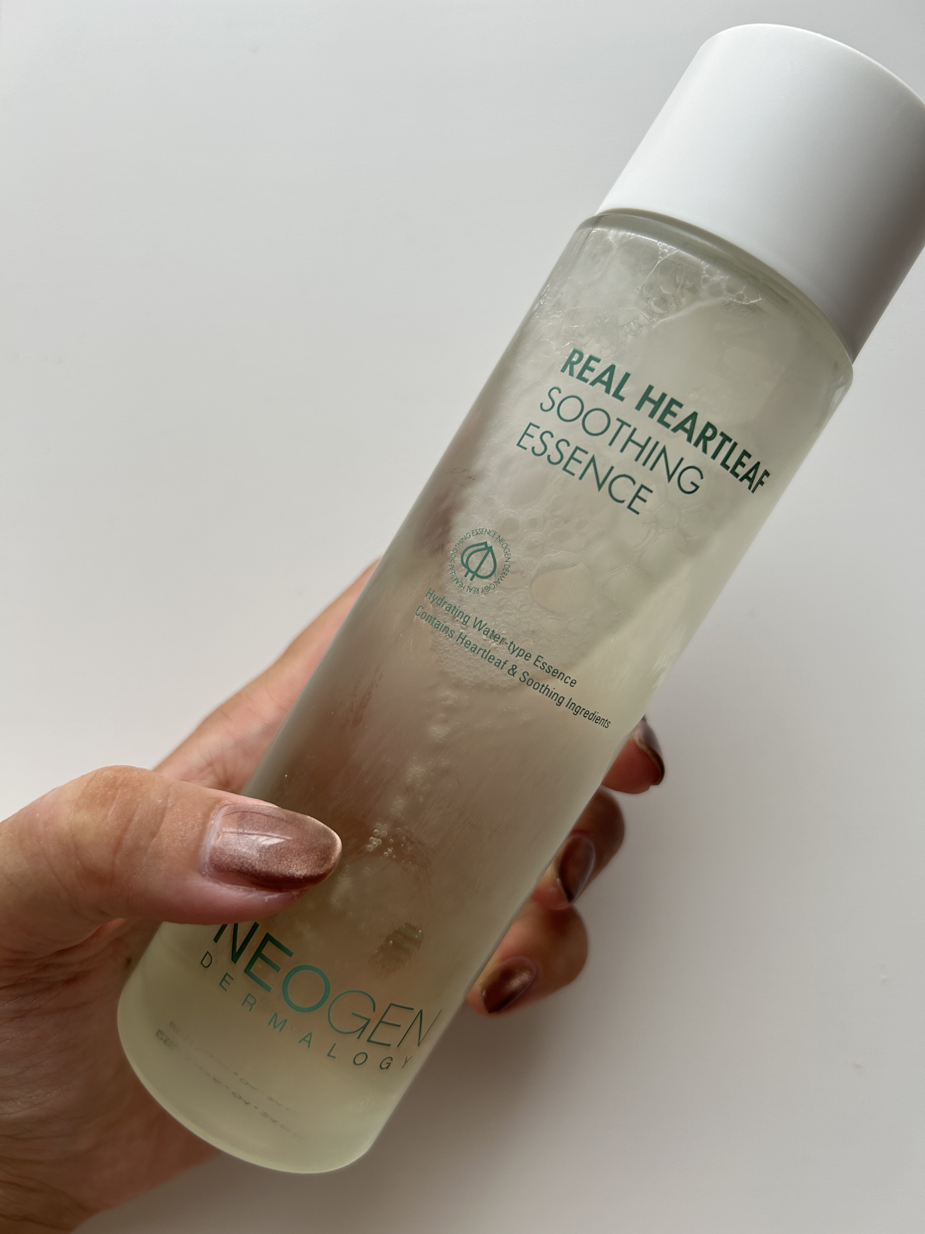 NEOGEN🌿 
🤍リアルドクダミスージングエッセンス🤍

夏のお肌をケアするさっぱりみずみずしい化粧水🤍
刺激を受けて敏感になったお肌を
ドクダミ成分が落ち着かせてくれます🥺

丁度海で日焼けしまくった赤みのある頬に
コットンパ