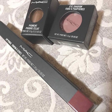 MAC リップペンシル マホガニー
秋色感のある赤茶がめちゃめちゃ可愛いです🥺❤
スルスルっとかけるリップペンシルでコレ1本でマットリップにしちゃうこともあります🙆‍♀️ #スウォッチ #MAC 