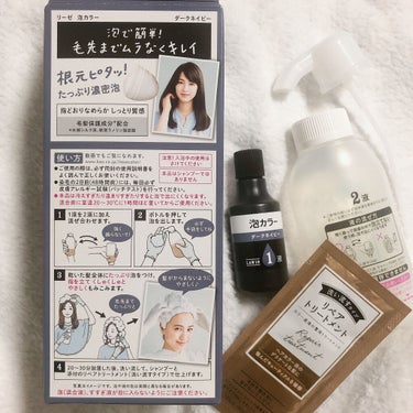 久しぶりのおうちヘアカラー
〈Before→After画像あり〉
べびちゃんの100日のお祝いが近づいてきたので自分磨きもしていかないとね！

美容室には行かずにドラッグストアでゲット
今回はダークネイビー🌒
素敵な落ち着きカラーになりました！

✴︎リーゼ泡カラーはカラーが豊富でアッシュ系やブラウン系など様々に発売している！季節に合わせたりちょっとアレンジカラーを選んでも可愛い
✴︎そして思っていたカラーにちゃんとなることが多いので大満足で嬉しい😘
✴︎ダークネイビーはほんのり（ほんとにほんのり）青みあるブラック

✴︎他の染め剤よりも簡単
1剤と2剤を混合しキャップを付け替えるだけ🙆‍♀️プッシュでカラー剤が泡で出てくるので、あちこち触ったり汚す心配もなく初めてでも難しくないかなと思います！
生え際から毛先までムラがないように説明書通りに染めていくだけ〜
放置時間って退屈だけどあっという間

セミロングの毛量多めの私の髪で充分足りるくらいの量です（ロングとかだと2箱でしっかり染めた方がいい）
1人でも全然丁寧なブロッキングはしなくても大丈夫、鏡を見ながらやりましょう！


✴︎付属でカラー後の洗い流さないトリートメントもついているのが嬉しいです
カラー後の髪の傷みが少なく逆に艶でてきれい

色持ちも良い記憶しかないので好きです👏
（ヘアカラー色抜けって日焼けとかで変わるので今年は頭も焼かないようにしよう）


#泡カラー #ブラック系 #ダークネイビー #黒髪用ヘアカラー #夏カラー #ヘアカラー #セルフヘアカラー #髪染め #黒染め #黒髪   #オンライン映えメイク の画像 その2