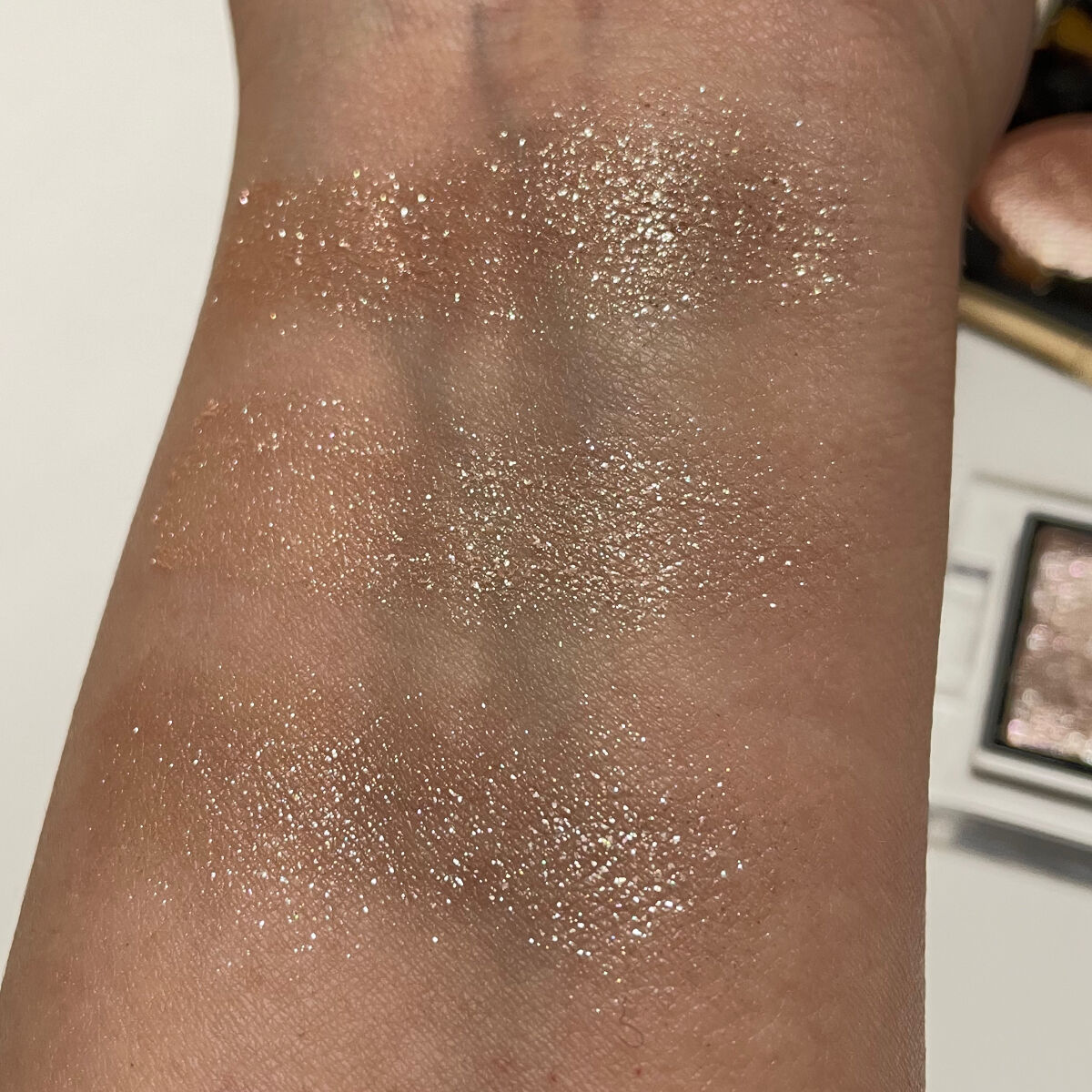 BOBBI BROWN・SUQQU・ADDICTIONの単色アイシャドウを使った口コミ