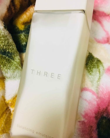 THREEの乳液。
まず、私はこの香りが好きです。
気品溢れる香りって感じ。

使ってみた感じもさっぱり使えて伸びもよく、
不快感は全くありませんでした。

なんとなく肌がふっくらする感じがします。

