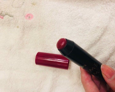 自然な血色感を求めている方にオススメ💄
リピ買いしてます😊
飲み会の時、お手洗いで少し塗って戻っても、リップ塗り直してきた！感がないところが1番の好きなポイント💞です！

元から、少し唇が赤いという感じ