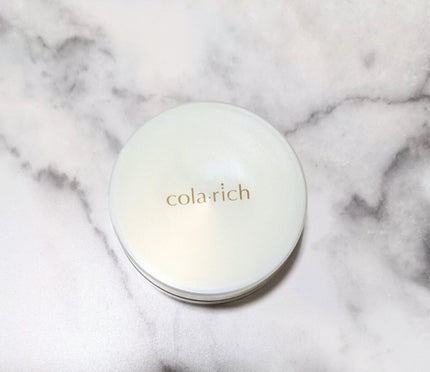 コラリッチ シルキーフィットルースパウダーのクチコミ「パールがかった薄いグリーンのケースがお気に入り☆
白いパウダーですが、キメ細かいので白浮きす.....」(1枚目)