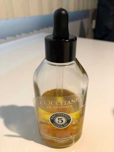 L'OCCITANE ファイブハーブス リペアリングインテンシヴオイルのクチコミ「数滴でしっとりまとまる♪
タオルドライ後に手に数滴垂らして手のひらに伸ばして毛先を中心に髪の毛.....」（1枚目）