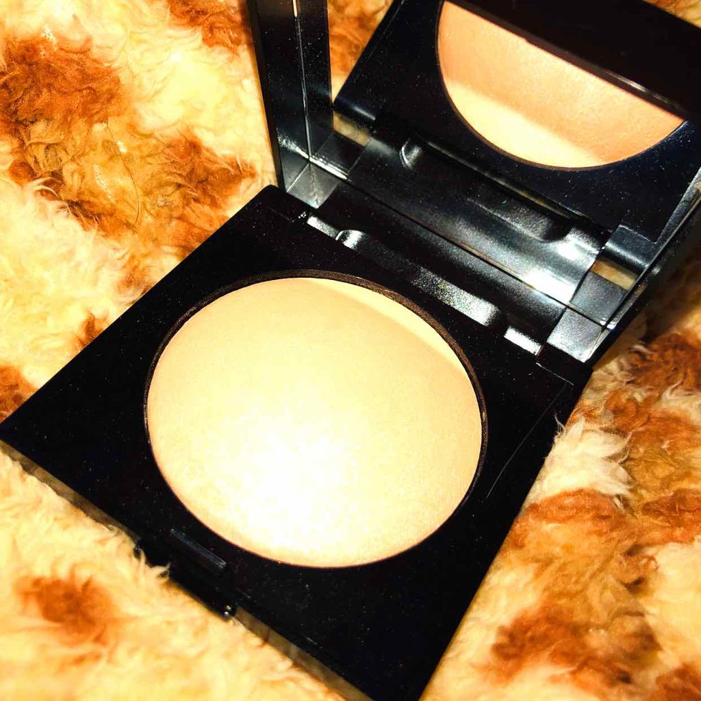 マットラディアンス ベイクドパウダー ハイライト01/ローラ メルシエ/パウダーハイライトを使ったクチコミ(2枚目)