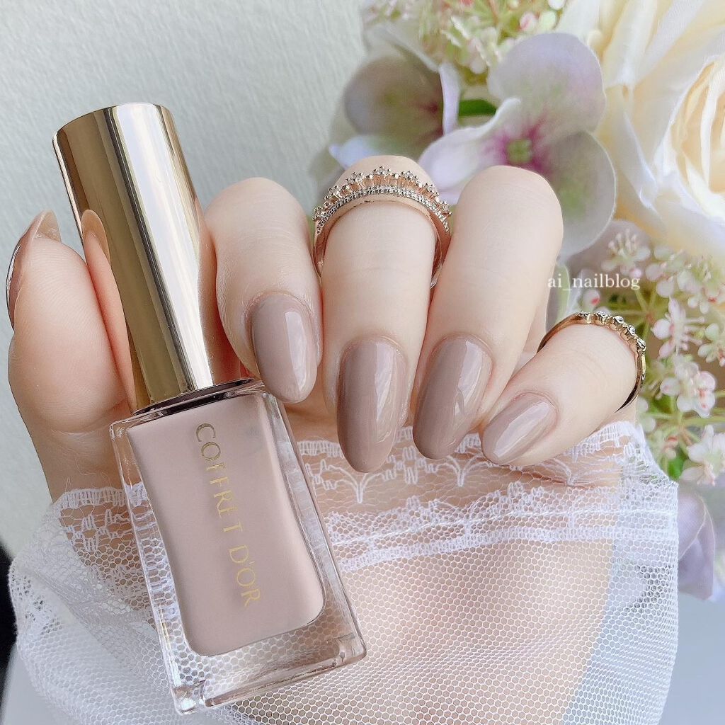 ベージュネイルのネイルデザイン】カラーエナメルネイル｜コフレ