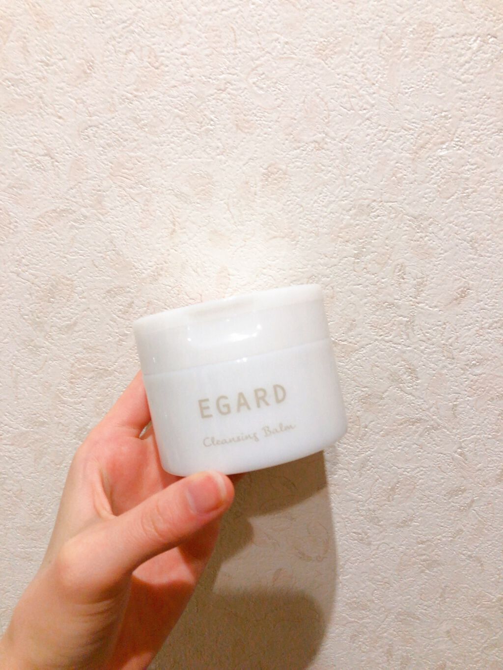初めてのクレンジングバーム

【EGARD EGARD クレンジングバーム】

有名なクレンジングバームは使ったことがなく、社内報に載ってたこれを初めて使ってみました！

バームって割と硬めのテクスチャーで、手で温めたりして使うイメージだっ