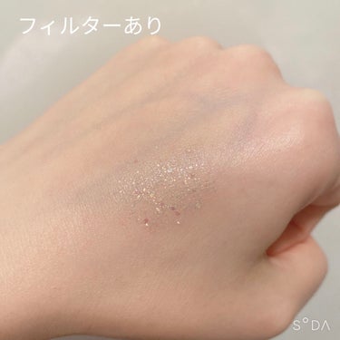 ゴールド×変色ラメ入り✨ダイヤモンドみたいな輝きが手に入っちゃうリキッドグリッター💎✨

こんにちは！ちぇりーな🍒です！！
今回ご紹介するのはこちら！


⭐️Flynn ライトキャッチャーリキッドグリッター⭐️
　　お色は 01 ホワイトライトです！


韓国コスメショップにて一目惚れして購入しました💓
このリキッドグリッター、私が撮るの下手すぎて写真ではわからないんですけど、

・オーロラ色の大粒ラメ
・ゴールドラメ
・寒色系の変色ラメ

の三つの種類のラメが入っていて、動くたびにダイヤモンドの光のようにこれでもかとキラキラ輝くんです🥺✨
今流行りの純欲風メイクにも合うのではないでしょうか😳🤍🤍

そしてこれ、普通に塗るとめちゃめちゃ存在感があるんですけど、ブラシをしごいて控えめに塗ると繊細にキラキラしてくれるので、派手目にしたい時も、ちょっと抑えめにしたい時もどちらにも使えちゃいます✨✨

お値段もわたしが購入したショップでは1000円で買えたので、リキッドグリッターの中ではお手頃です🥰

いつものメイクにちょっとアクセントを加えたい方や、ラメ好きな方にとってもおすすめです😊🤍

ぜひ手に取ってみてください🙌💓

#Flynn #ライトキャッチャーリキッドグリッター #ホワイトライト #リキッドグリッター  #ラメグリッター  #ラメアイシャドウ #ラメメイク  #変色ラメ #オーロラ #ポイントメイク #大粒ラメ #大粒グリッター #純欲メイク 
の画像 その2