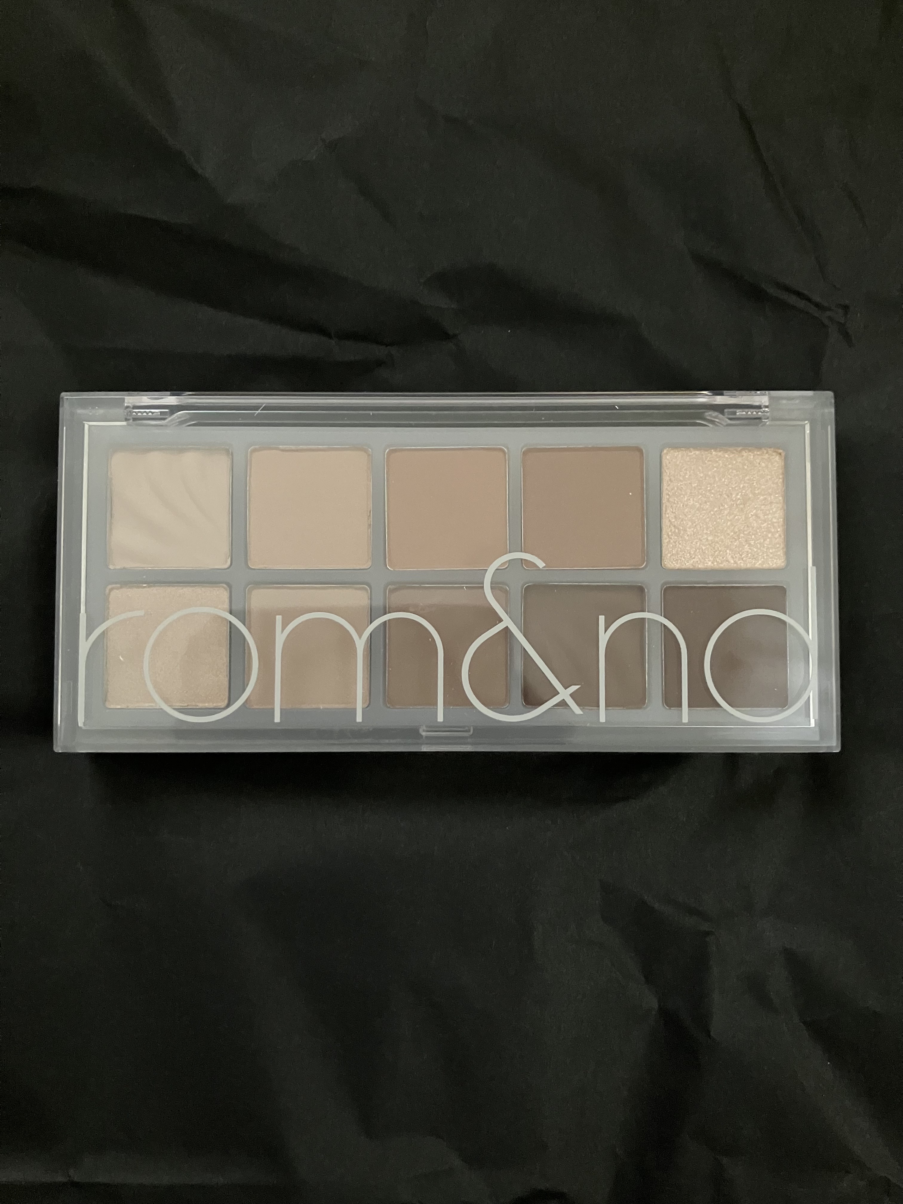 メイク初心者が購入したもの第3弾は、rom&nd ベターザンパレット12サンディドブリーズガーデンです！
単純な人間なので、好きなインフルエンサーさんが使用していたのを見て、購入しました😊

誰でも使いやすそうなベージュ系のパレットです。