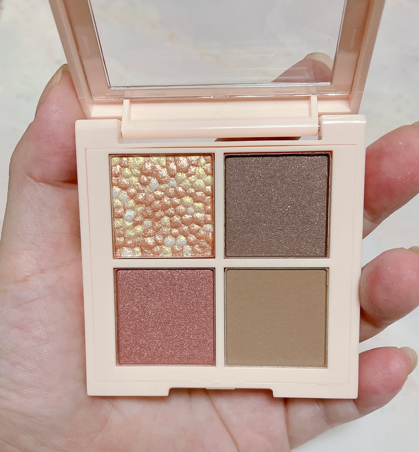 レブロン ダズル アイシャドウ クアッド/REVLON/アイシャドウパレットを使ったクチコミ(2枚目)