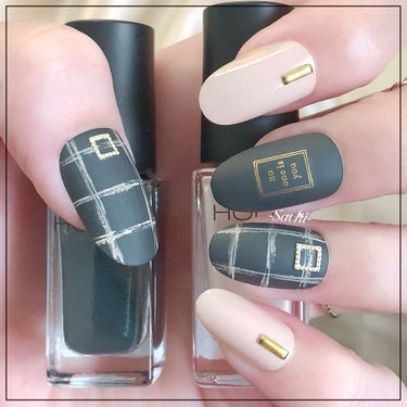 ネイルホリックで大人チェックネイル💅

やり方は画像を参考にしていただければと思います♡
細筆はダイソーのライナー筆を使用しました♪
ラインはキッチリ描かずに、ラフな感じで描くと🙆‍♀️
所々かすれさせながら描くとおしゃれに仕上がります♪

人差し指と小指はBE300番を2度塗りして根元にパーツをつけたら、トップコートを塗って完成です✨
パーツはネイルタウン購入品です。

少しでも参考になれば嬉しいです♥️

#セルフネイル
#チェックネイル
#冬ネイル
#大人ネイル
#簡単ネイル
#プチプラネイル
#ネイルホリック
#ヘビロテ選手紹介 の画像 その1