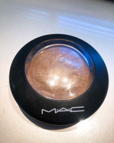 MACのミネラライズスキンフィニッシュ ソフトアンドジェントルです！
税込4,356円

ゴールドラメが綺麗なハイライトです✨

同じくMACで人気のライトスカペードと比較すると…
1. ラメが大きく、