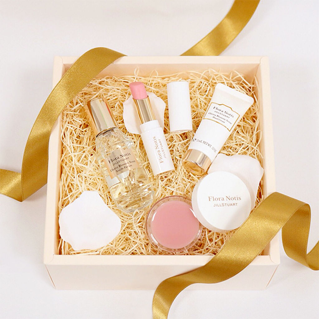 Flora Notis JILL STUART チェリーブロッサム 《オードパルファン ミニスプレー ＆ リップケア キット》