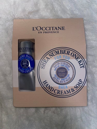 ♡L'OCCITANE
シア ハンドクリーム 30ml
シアソープ ミルク100g

この時期のプレゼントにもピッタリのロクシタンのセットをご紹介したいと思います！！


ずーっと人気のシア ハンドクリ