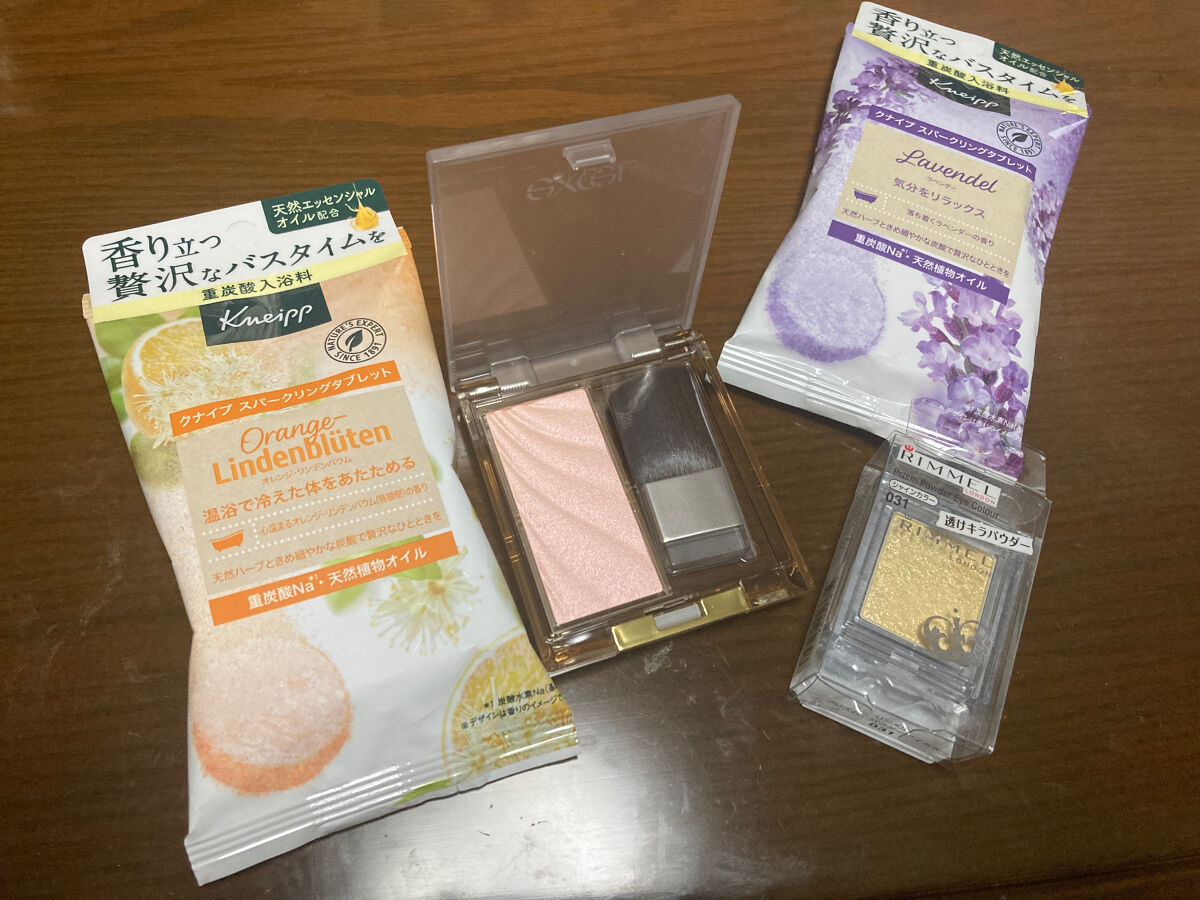 LIPSショッピングPart4〜！

エクセルのハイライトはずっと狙っていましたが、在庫切れでなかなか買えず…
在庫があるときに思い切って購入しました！

しっとり細やかな粉質で、ギラギラしすぎない
上品な輝きです。
化粧直しの時、チークが