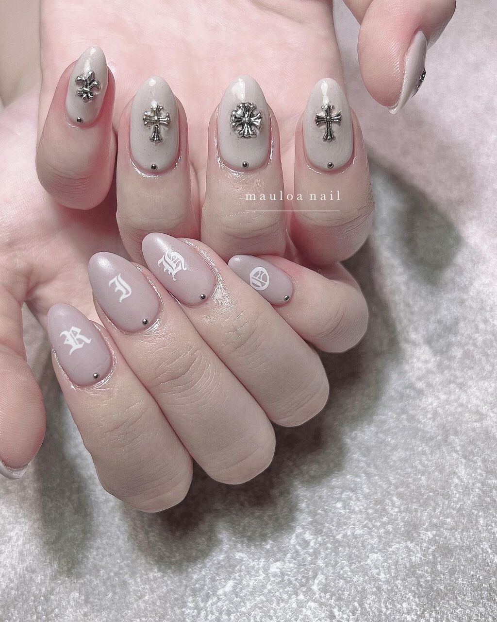 2025年最新】イニシャルネイル人気デザイン集！シンプル派・ギャル系