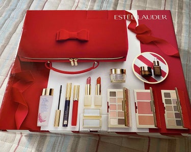 クリスマスコフレ
ESTEE LAUDER メークアップ コレクション 2020　購入しました。

クリスマスコフレを初めて買ってみたんですけど届くまでドキドキワクワクですね。

基礎化粧品系よりメーク