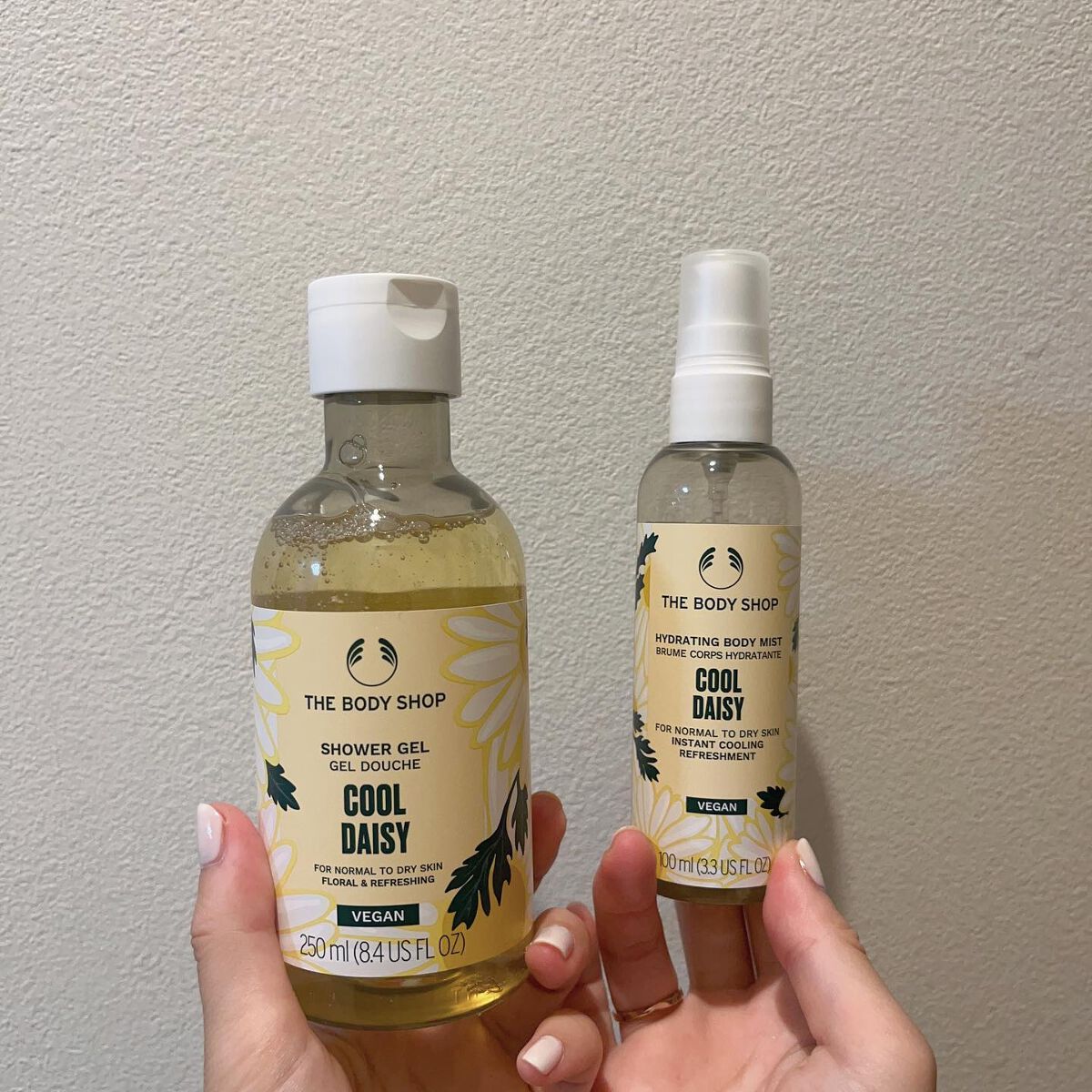 @thebodyshopjp  の
シャワージェルとボディーミスト

デイジーの香り🌼

去年も出た限定の香りでボディーミストは
今の時期にもぴったりꕤ̥̊
ひんやりしてて、涼しく保湿🎐

限定の中で1番好きな香りなんだけど、
優しいお