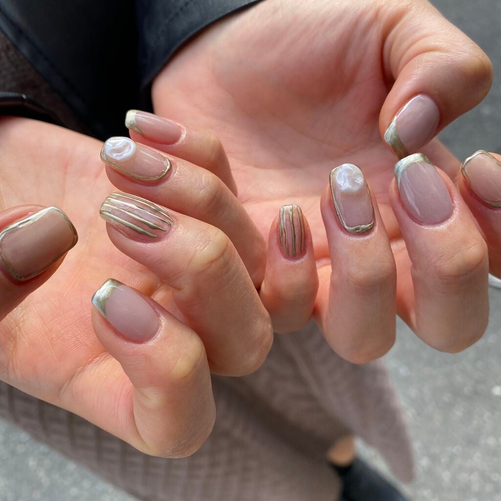 しおりりりん on LIPS 「ニュアンスネイル。いつもキラキラが好きなんですが、珍しく大人で..」(2枚目)
